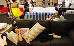 Китайцам запретили спать в магазине IKEA