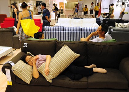 Китайцам запретили спать в магазине IKEA