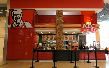 В американском KFC показали видео для взрослых