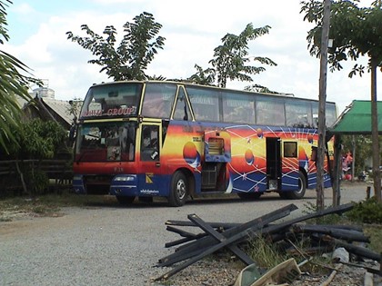В Камбодже грузовик налетел на туристический автобус