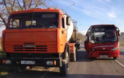 В Анапе грузовик столкнулся с туристическим автобусом
