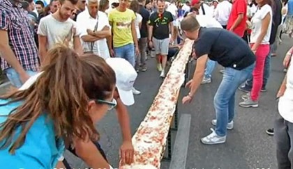 В Италии приготовили самую длинную пиццу в мире