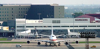 Пассажирский самолет экстренно сел в Варшаве