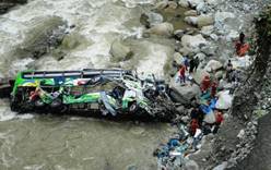 В Перу туристический автобус упал в реку