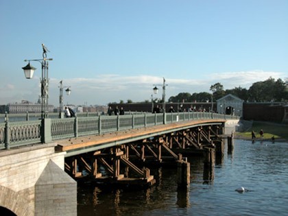 В Петербурге туристический теплоход врезался в опору моста