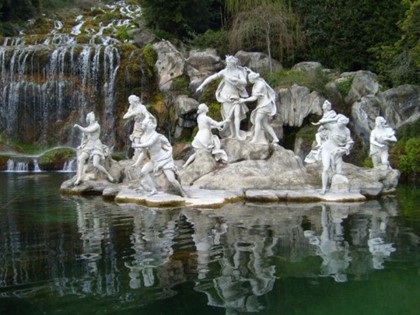Туристы превратили исторический фонтан в бассейн