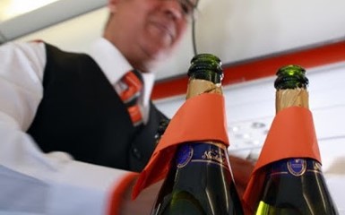 Самолет EasyJet экстренно сел из-за шампанского