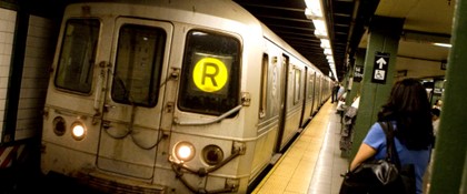 В Нью-Йорке с рельсов сошел поезд метро