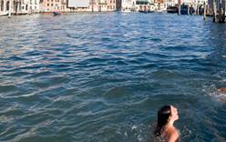 В Венеции туристок оштрафовали за купание топлесс в канале