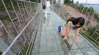 Стеклянный мост треснул под ногами туристов