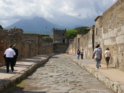 В Помпеях туристку задержали за поднятый камень