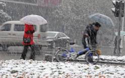 Снегопад парализовал транспорт в Китае