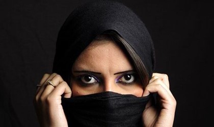 В Париже перестали пускать в магазины женщин в хиджабах