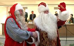 Дед Мороз и Йоулупукки встретились на границе