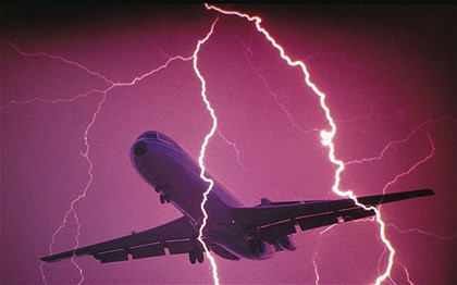 Летевший из Харбина в Хабаровск самолёт повредила молния