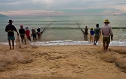 Вьетнамские рыбаки топят туристов