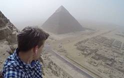 Туристу залезшему на пирамиду Хеопса запретили приезжать в Египет