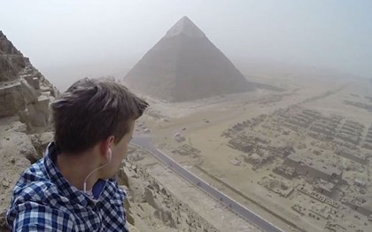 Туристу залезшему на пирамиду Хеопса запретили приезжать в Египет