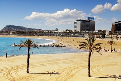 Барселонские пляжи готовят к сезону