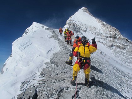 На Эвересте пострадали десятки туристов