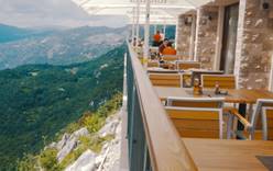 В Черногории открыли отель на вершине скалы