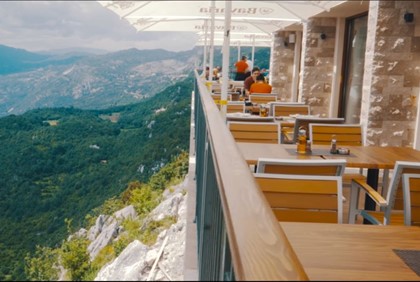 В Черногории открыли отель на вершине скалы