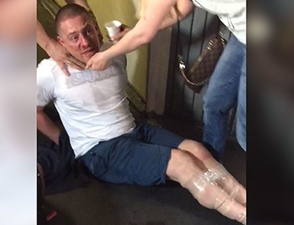 Очевидцы сняли дебош пьяного пассажира в Шереметьево