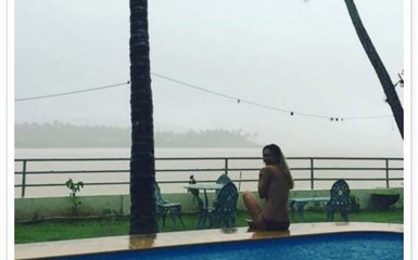 Вера Брежнева грустит топлесс под дождем в Индии