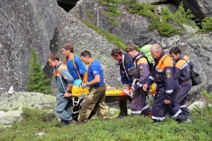 Туристы, спешившие на самолет, бросили в горах травмированного товарища