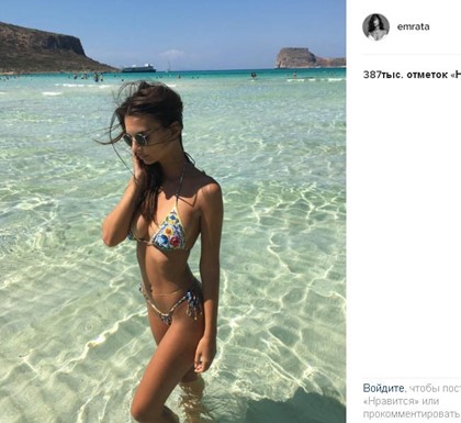 Эмилия Ратажковски делится сексуальными снимками из отпуска