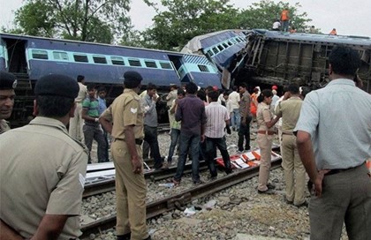Десятки человек погибли при крушении поезда в Индии
