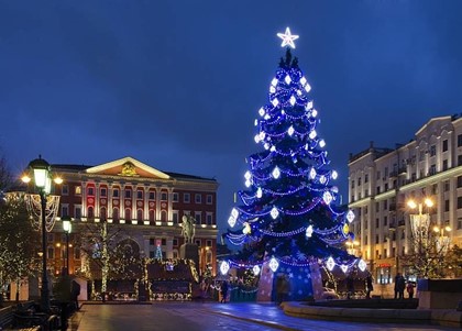 Москву начали украшать к новогодним праздникам