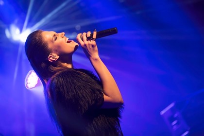На праздник света и огня «Ханука» в Москву приедет известная израильская певица