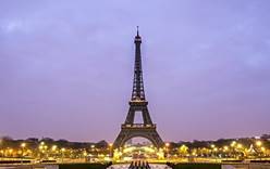 В Париже заработала Эйфелева башня