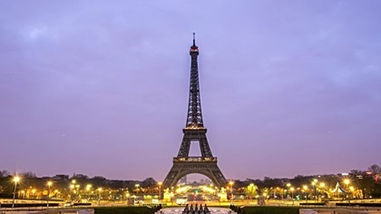 В Париже заработала Эйфелева башня