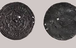Английский медальон XVI века с розой Тюдоров обнаружен при раскопках в центре Москвы