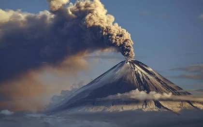 На Камчатке вулкан Шивелуч выбросил трехкилометровый столб пепла