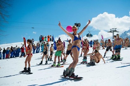 Лыжники и сноубордисты в купальниках на сочинском фестивале BoogelWoogel