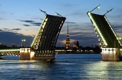 Для удобства туристов в Петербурге сдвинут время разводки мостов