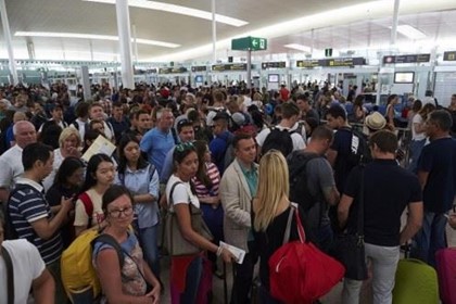Десятки пассажиров в аэропорту Эль-Прат не могут вылететь из-за очередей на паспортном контроле