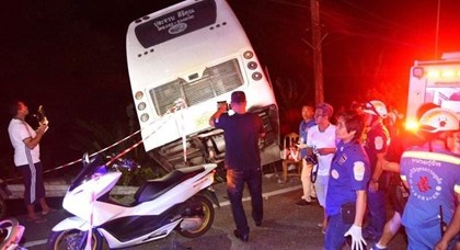 Туристический автобус попал в аварию на холме в Патонге