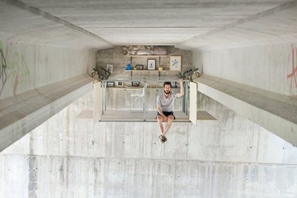 Испанский дизайнер построил подвесную студию под мостом в Валенсии