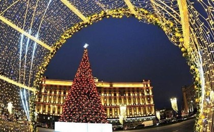 Самая крупная искусственная новогодняя ель в Москве установлена на Лубянской площади