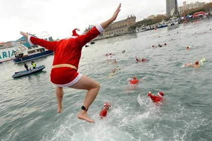Участниками традиционного рождественского заплыва в Барселоне стали более 300 человек
