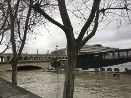 В Париже уровень воды в Сене достиг пика паводка