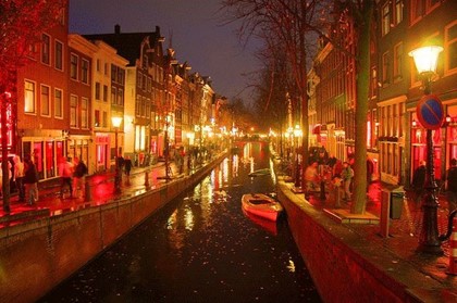 Туристам ужесточили правила в Квартале красных фонарей в Амстердаме