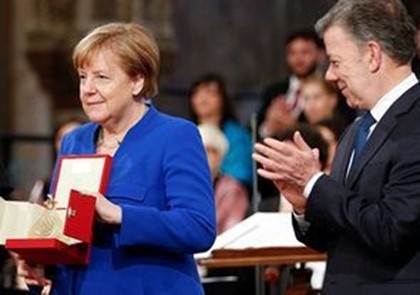 Меркель вручили награду за помощь беженцам