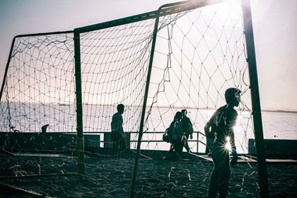 Мальдивский курорт примиряет фанатов и ненавистников футбола