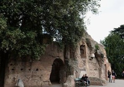 Обрушилась часть стены Римского форума