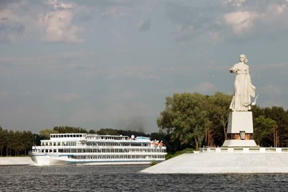 Легендарный монумент «Волга» отмечает 65-летие